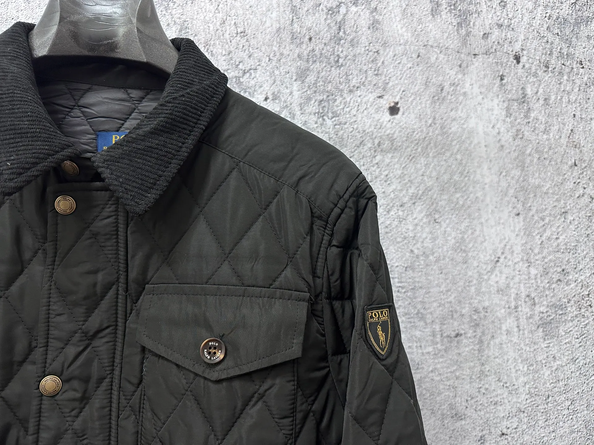 P370 【Rah Lauren】Rah Lauren’s classic old-money style workwear rhombus retro jacket, super heavy-duty, lots of details, imported machine-pressed grid technology, three-dimensional tailoring buttons, custom-made metal snaps with clear logo, which adds a lot of points to the whole. The lines are very smooth, delicate and have a sense of design. Fabrics that prevent cotton from running out are used to lock in warmth at all times and double the soft touch. The whole piece is made of rhombus quilting technology and is exquisite. Its three-dimensional structure is fashionable and has a high rate of turning heads when it comes to the street. What makes people shine is that it is the same for men and women. Size: S-XL